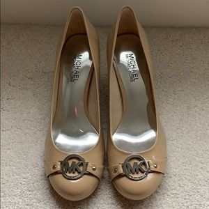 Michael Kors nude patent leather round toe pumps
